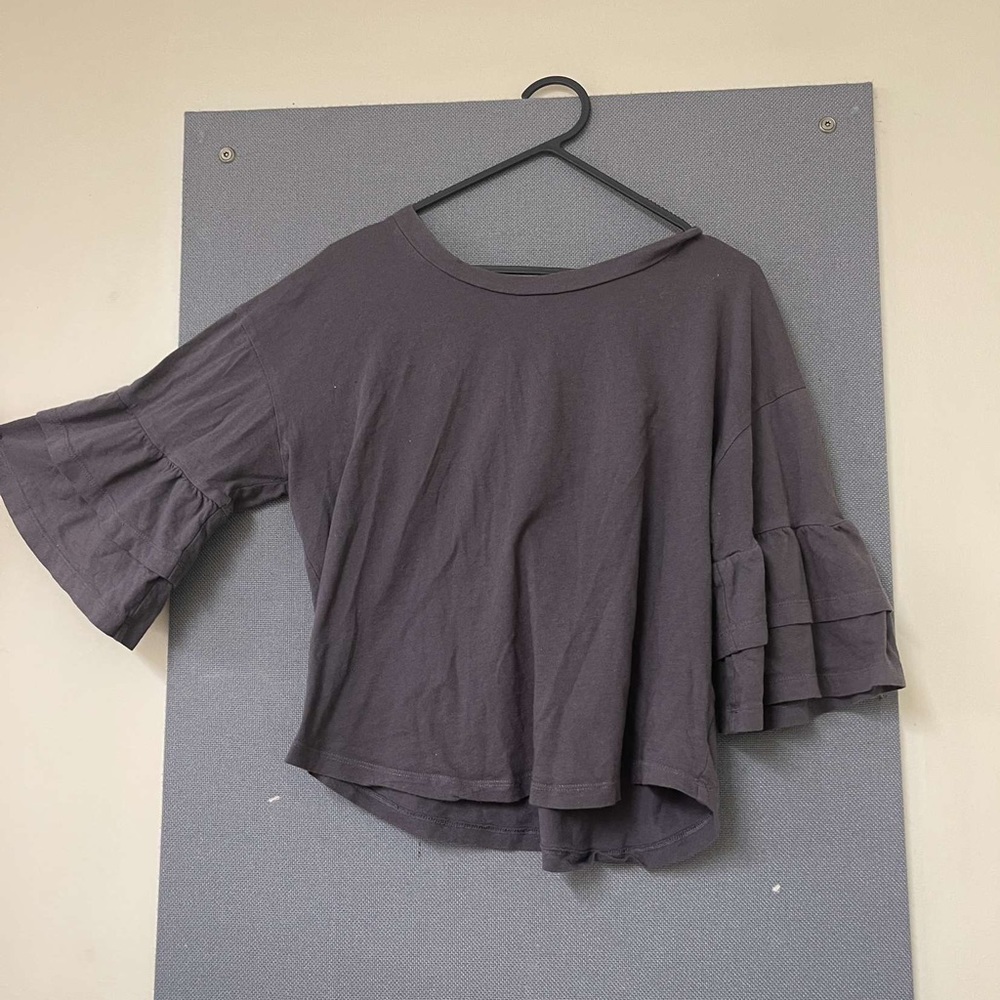 Grey quarter length sleeved top